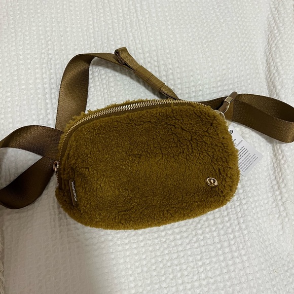 NWT Everywhere Fleece Belt Bag Burnt Caramel - Picture 2 of 3